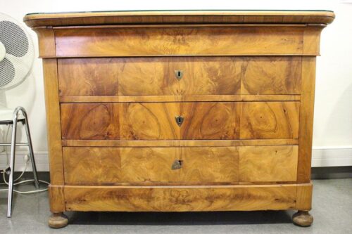 Commode_droite_style_Louis-Philippe,_écusson_1