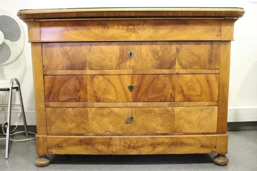Commode_droite_style_Louis-Philippe,_écusson_1